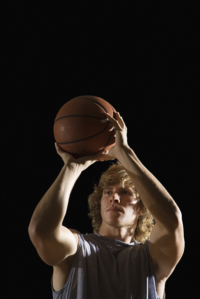 Fiatal férfi kosárlabda, amelynek célja - Fotó, kép