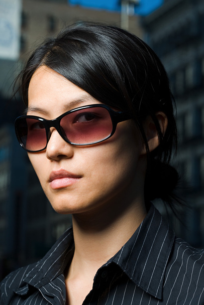 Femme asiatique portant des lunettes de soleil
 - Photo, image