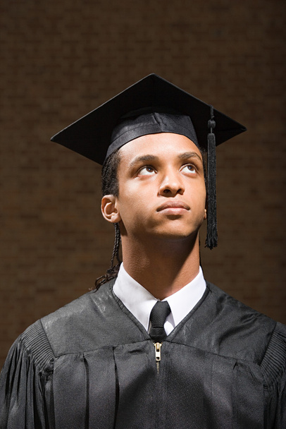 Αρσενικό απόφοιτος κοιτώντας ψηλά - Φωτογραφία, εικόνα