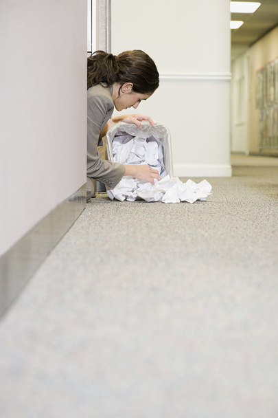 Nainen etsimässä jätepaperia
 - Valokuva, kuva