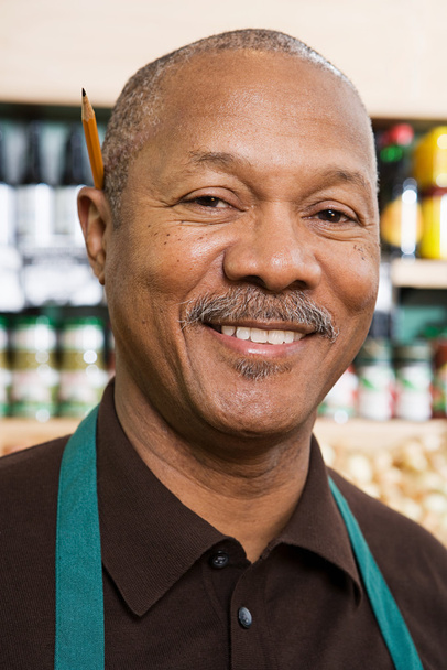 Portrait d'un vendeur de légumes souriant
 - Photo, image