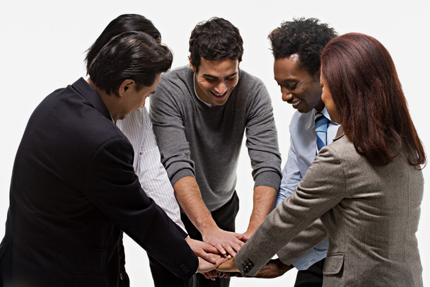 cinq employés de bureau faisant preuve d'unité
 - Photo, image