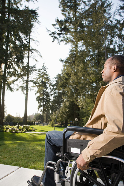 Homme handicapé utilisant un fauteuil roulant
 - Photo, image