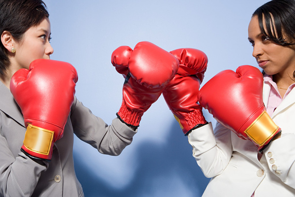 Dos mujeres de negocios boxeando
 - Foto, Imagen