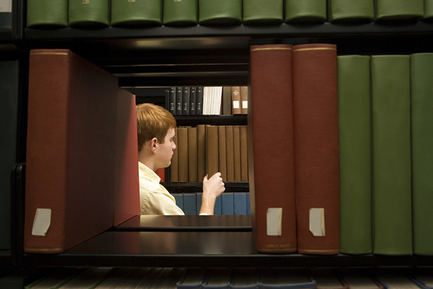 Kütüphanede erkek öğrenci - Fotoğraf, Görsel