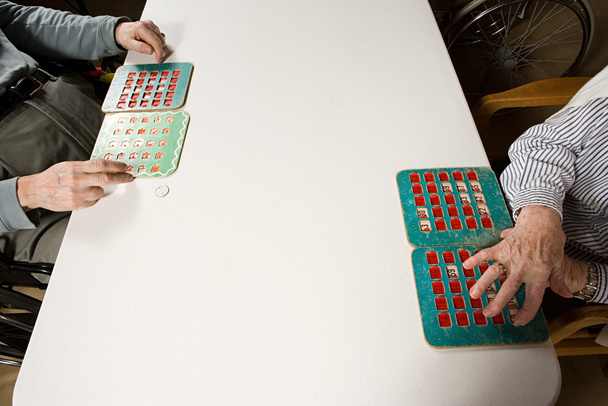 Dos seniors jugando bingo
 - Foto, imagen