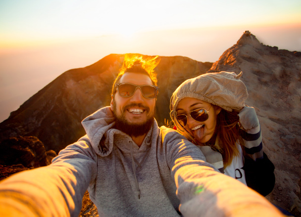 Belo casal viajante no topo da montanha
 - Foto, Imagem