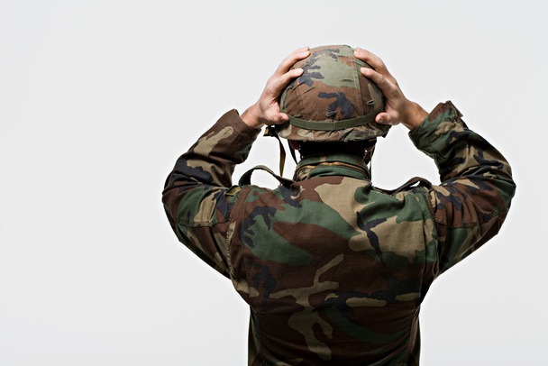 noszenie hełm żołnierza - Zdjęcie, obraz