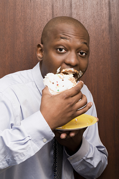 Empresario comiendo pastel
 - Foto, imagen