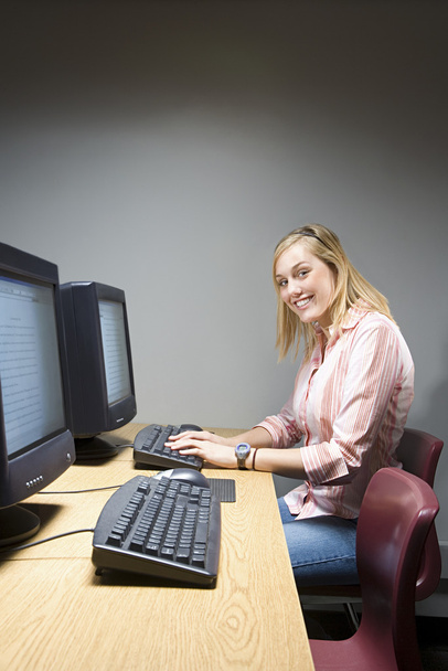 Vrouwelijke student werkt op een computer - Foto, afbeelding
