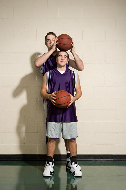 背が高く、短いのバスケット ボール選手 - 写真・画像