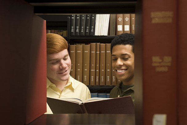 Twee studenten lezen in de bibliotheek - Foto, afbeelding
