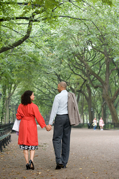 Paar hält Händchen im Park - Foto, Bild