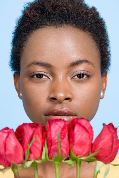 Nainen, jolla on punaisia ruusuja
 - Valokuva, kuva
