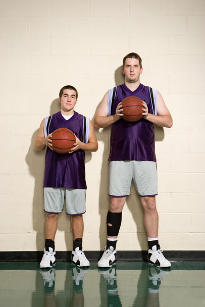 Kısa ve uzun boylu basketbolcular - Fotoğraf, Görsel