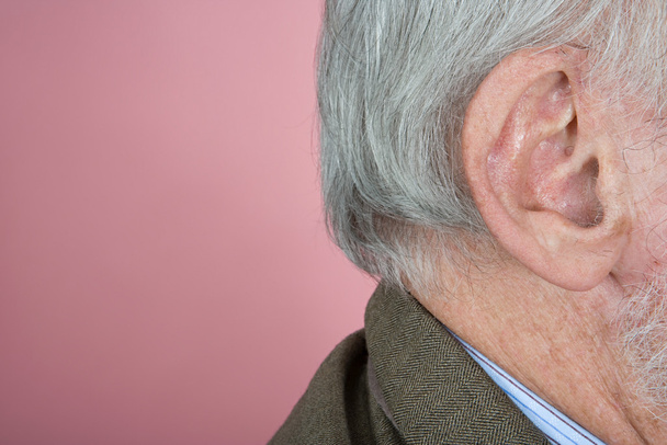 Egy idősebb férfi fül - Fotó, kép