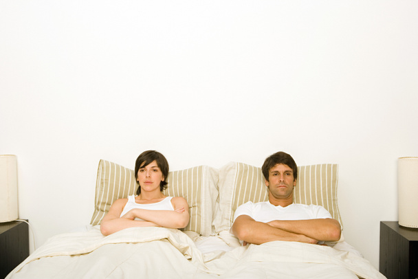 Couple au lit s'ignorant mutuellement
 - Photo, image