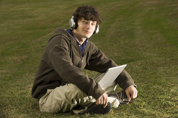 Erkek öğrenci dizüstü bilgisayar açık havada kullanma - Fotoğraf, Görsel