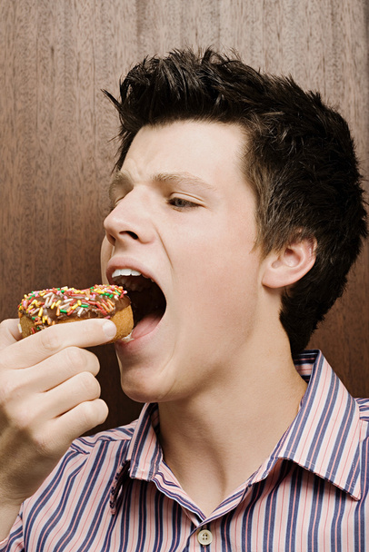 Liikemies syö donitsia.
 - Valokuva, kuva