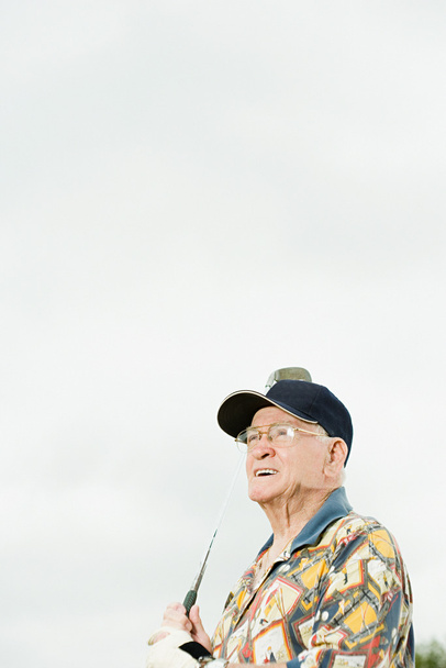 Hombre mayor jugando al golf
 - Foto, Imagen