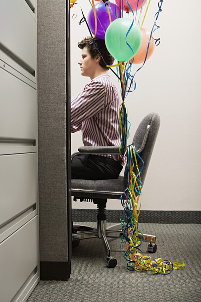 Empresario con globos atados a su silla
 - Foto, Imagen