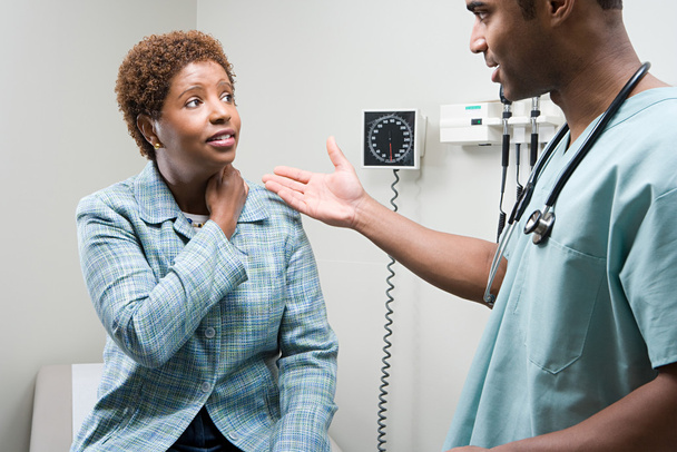 Mulher falando com o médico
 - Foto, Imagem