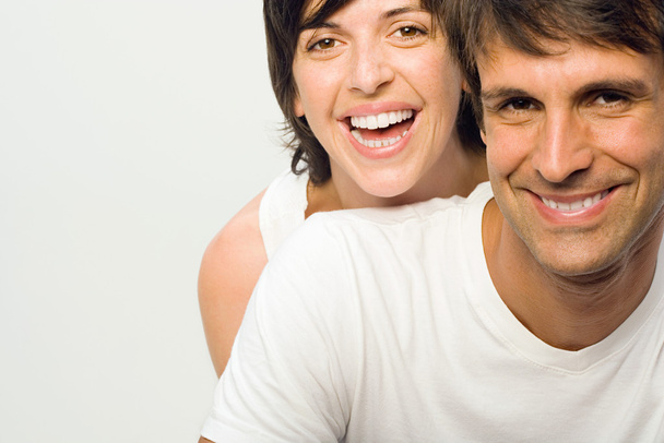 Ευτυχισμένο ζευγάρι χαμογελαστό πορτρέτο - Φωτογραφία, εικόνα