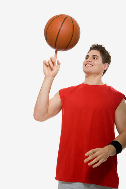 Basketbalový hráč s úsměvem a míč - Fotografie, Obrázek