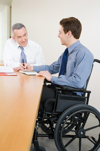 Vammaiset miespuoliset toimistotyöntekijät
 - Valokuva, kuva