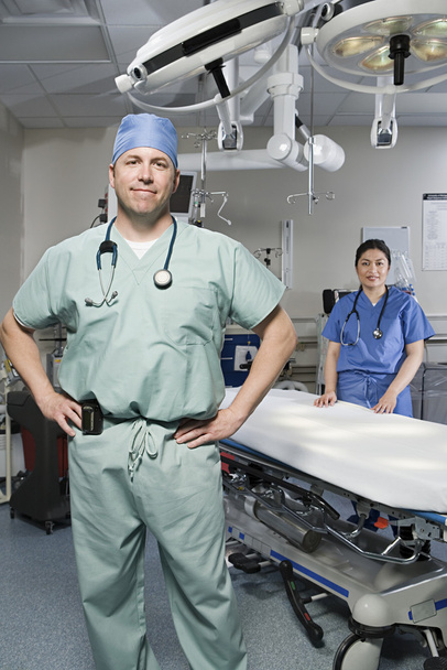 Surgeons in operating theatre - 写真・画像