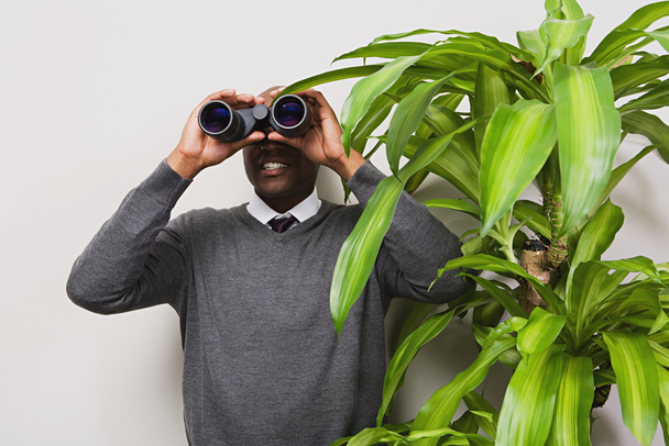 Podnikatel se dívá dalekohledem - Fotografie, Obrázek