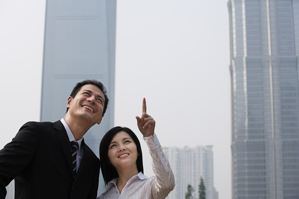 Двое коллег по бизнесу возле небоскребов
 - Фото, изображение