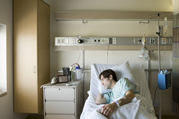 Nemocniční pacient spí v posteli - Fotografie, Obrázek