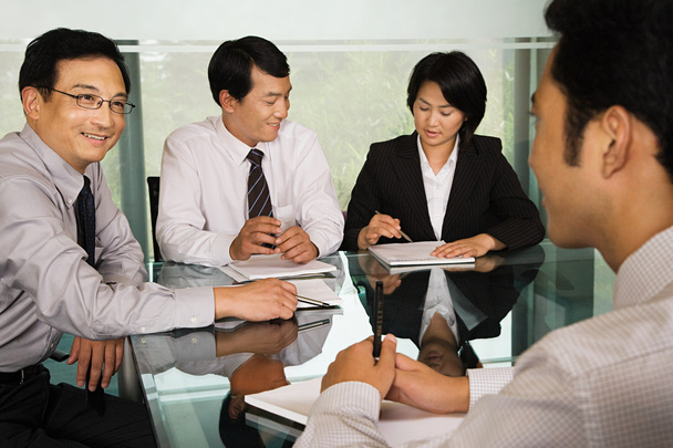 Κινέζους επιχειρηματίες σε μια συνεδρίαση - Φωτογραφία, εικόνα