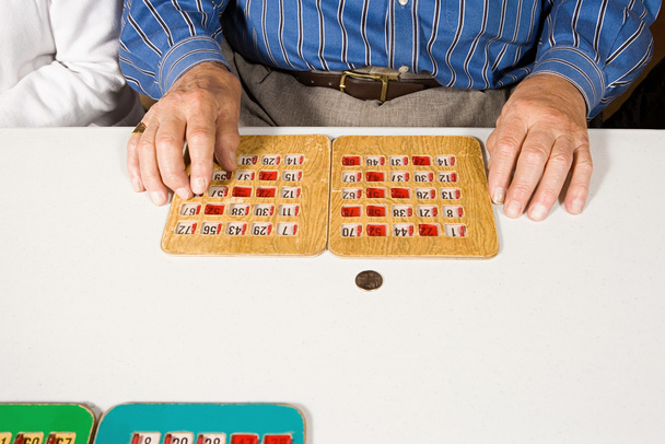 Senior man spelen bingo - Foto, afbeelding