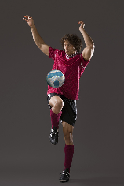 Futbolista jugando keepy uppy
 - Foto, imagen