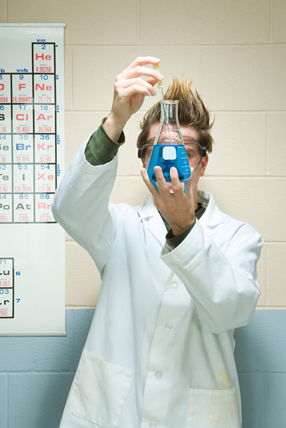 Студент-мужчина проводит эксперимент
 - Фото, изображение