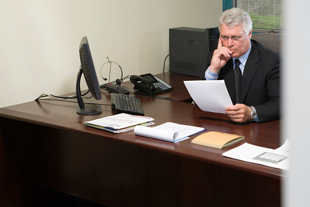 Currículum de lectura de hombre de negocios en la oficina
 - Foto, imagen