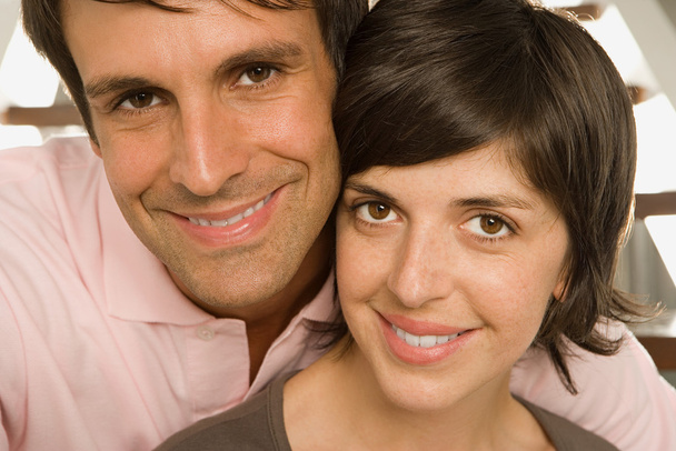 ευτυχισμένο ζευγάρι χαμογελούσε φωτογραφική μηχανή - Φωτογραφία, εικόνα