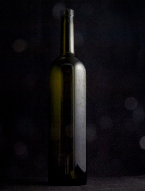 Бутылка на черном фоне
 - Фото, изображение
