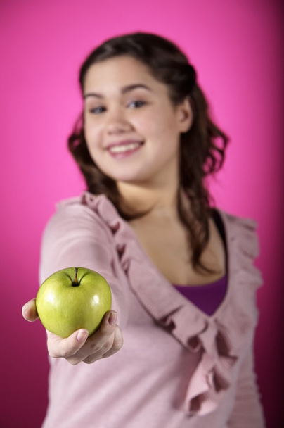  Девушка держит зеленое яблоко
 - Фото, изображение