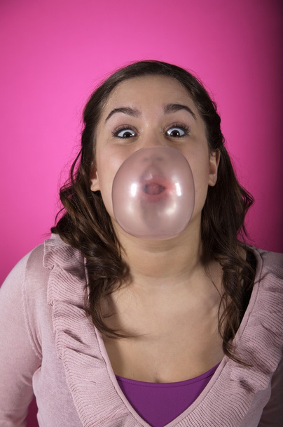 chica soplando burbuja con goma de mascar
 - Foto, Imagen