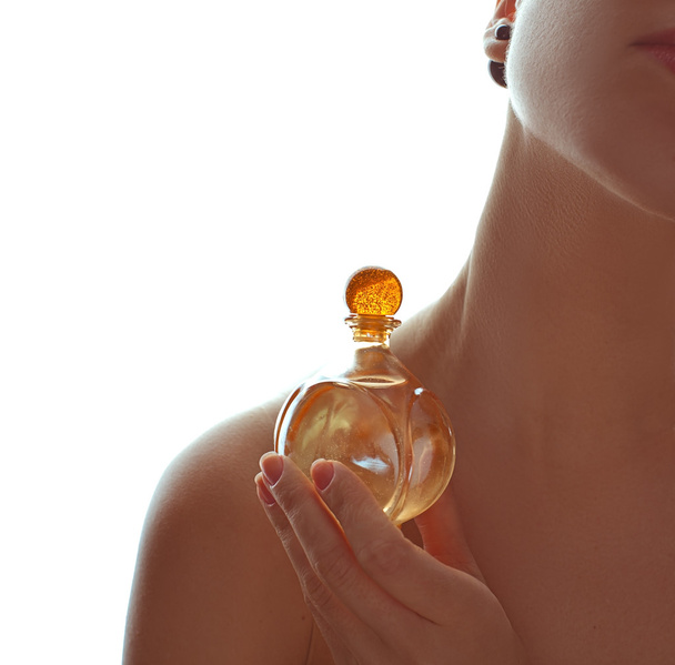 Дівчина з парфумами, молода красива жінка тримає пляшку перфу
 - Фото, зображення