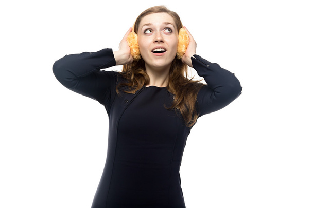 Слушая женщину в зимних наушниках
 - Фото, изображение
