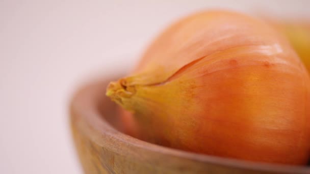 Cibule hnědá v dřevěné desce - Záběry, video