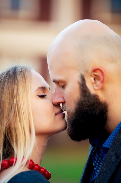 Pareja besando felicidad divertida. Interracial joven pareja abrazando riendo en fecha. Hombre caucásico, mujer en Manhattan, Nueva York, EE.UU.
. - Foto, Imagen