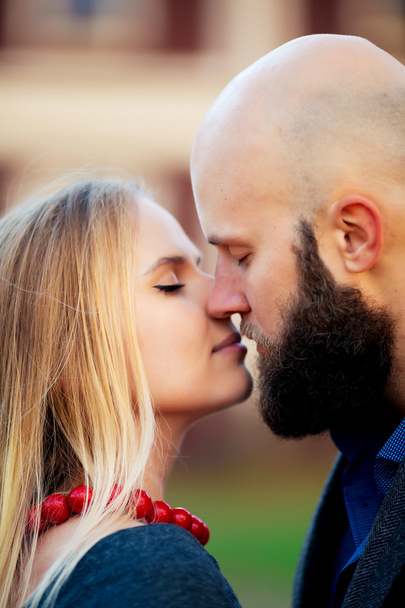 Coppia baciare felicità divertimento. Interrazziale giovane coppia abbracciando ridere in data. Uomo caucasico, donna a Manhattan, New York, USA
. - Foto, immagini