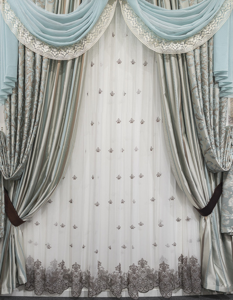 Εσωτερική διακόσμηση σε ένα ύφος κλασικό και πολυτελή. Συνδυασμένη κουρτίνες, τούλι και κορνίζα στο παράθυρο. - Φωτογραφία, εικόνα