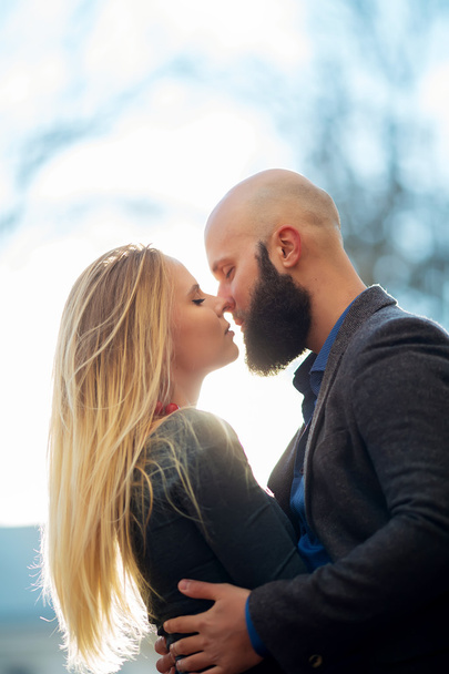 Couple s'aimant à l'extérieur, embrassant la lumière du soleil, la tendresse et la beauté
 - Photo, image