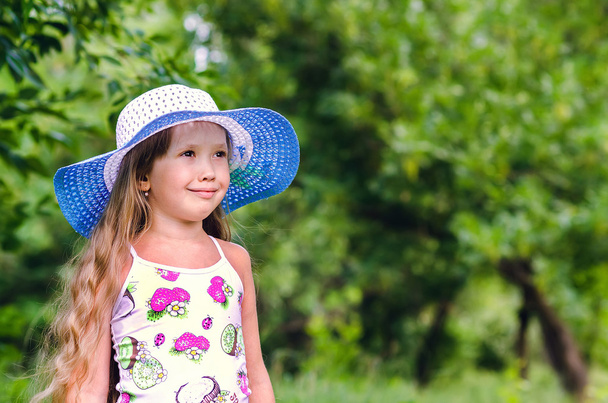 Το κορίτσι σε ένα καπέλο χαμόγελα - Φωτογραφία, εικόνα